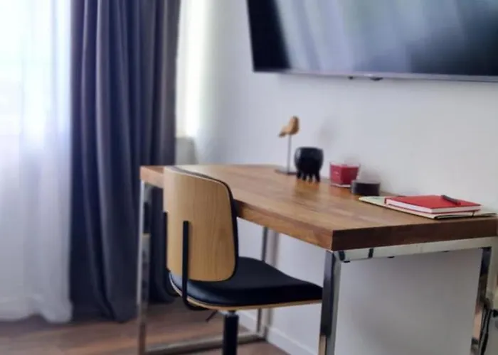 Leo - Free Parking * אופטיה